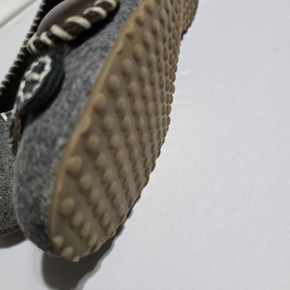 PINK Studio Size 6 Gray Women's Ballet Flat With Button Details Beautiful Cute - Picture 11 of 12